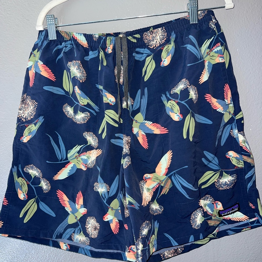 Patagonia Navy Parrot Print Shorts M - Picture 2 of 6
